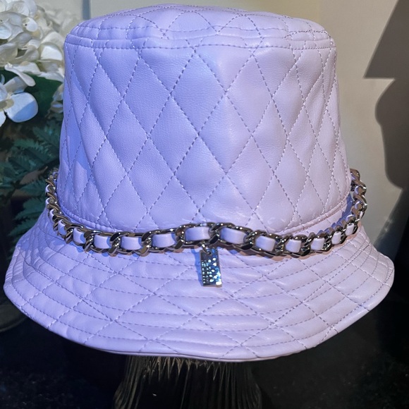 Quilted Bucket Hat W/Chain Detail NWT - Picture 3 of 4